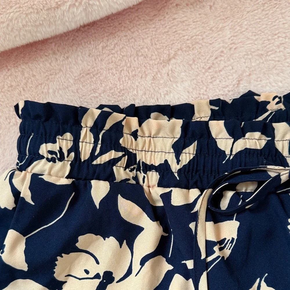 Floral Drawstring Wide-Leg Pants ** Bundle 5+ items and name your offer!!! 💖💞 - Picture 3 of 4